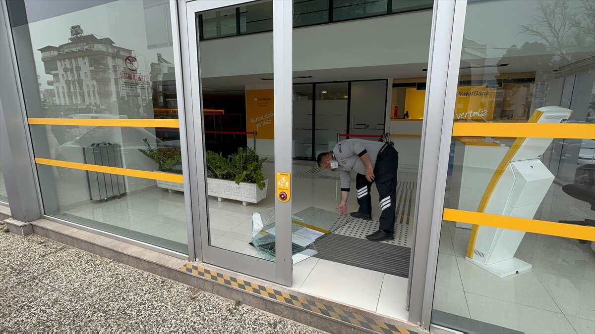 Banka şubesine saldırı! Kapıyı tekmeyle kırdı, sırra kadem bastı 6